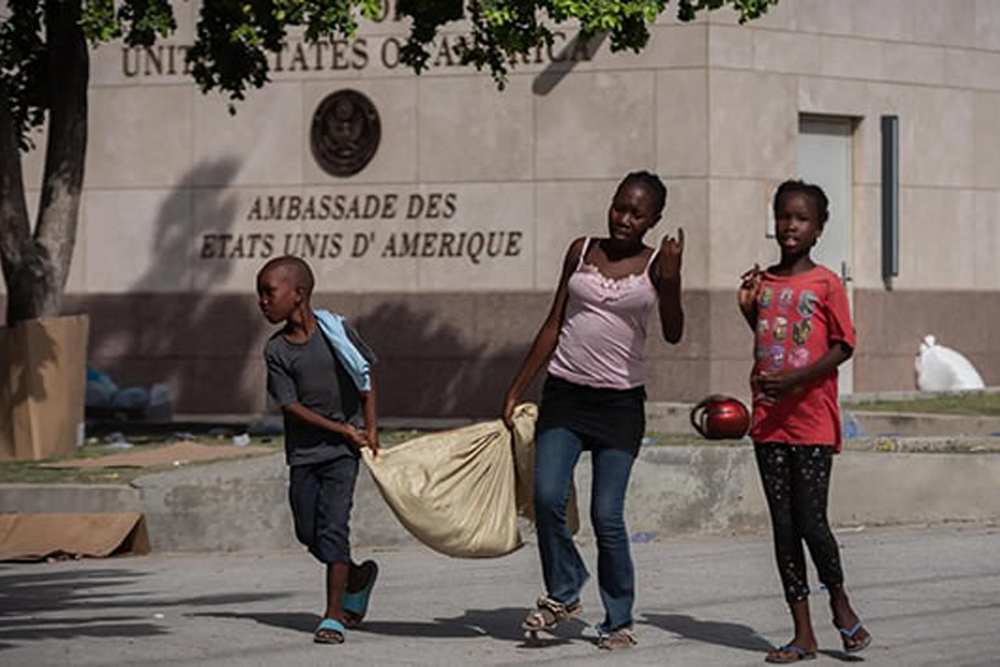 Militares de EU evacuan a parte del personal de su embajada de Haití