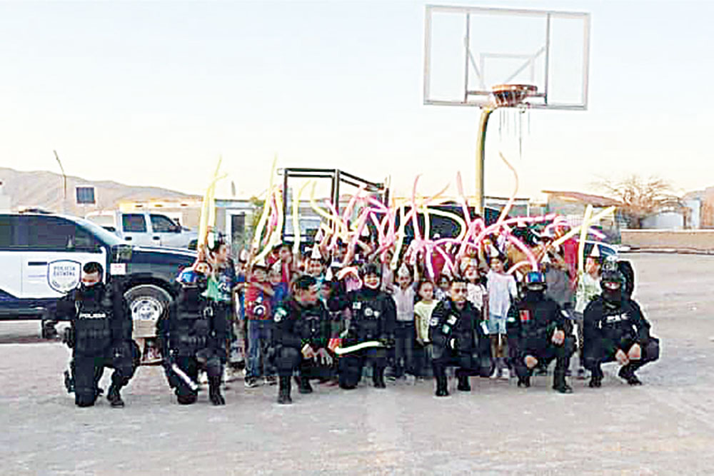 Festejan policías a niños en ejido San Miguel