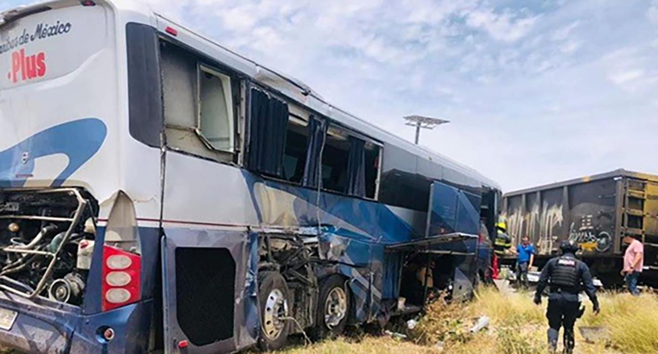 Tren embiste a autobús de pasajeros en Sinaloa y deja varios heridos