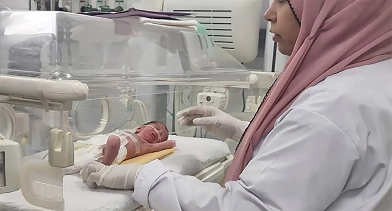 Realizan cesárea a mujer palestina muerta tras ataque israelí; lograron salvar al bebé