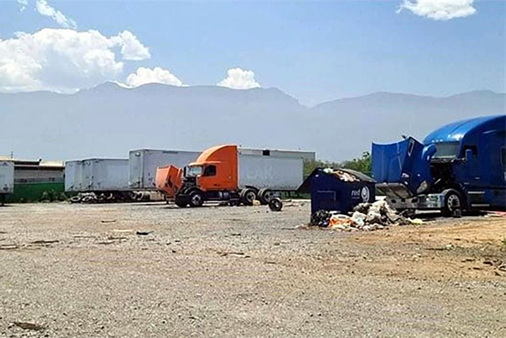 Peak presumía en Nuevo León tráileres que resultaron ser camiones chatarra