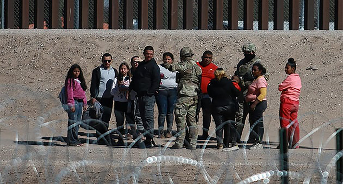 Mitad de estadounidenses apoya la deportación masiva de migrantes, revela sondeo