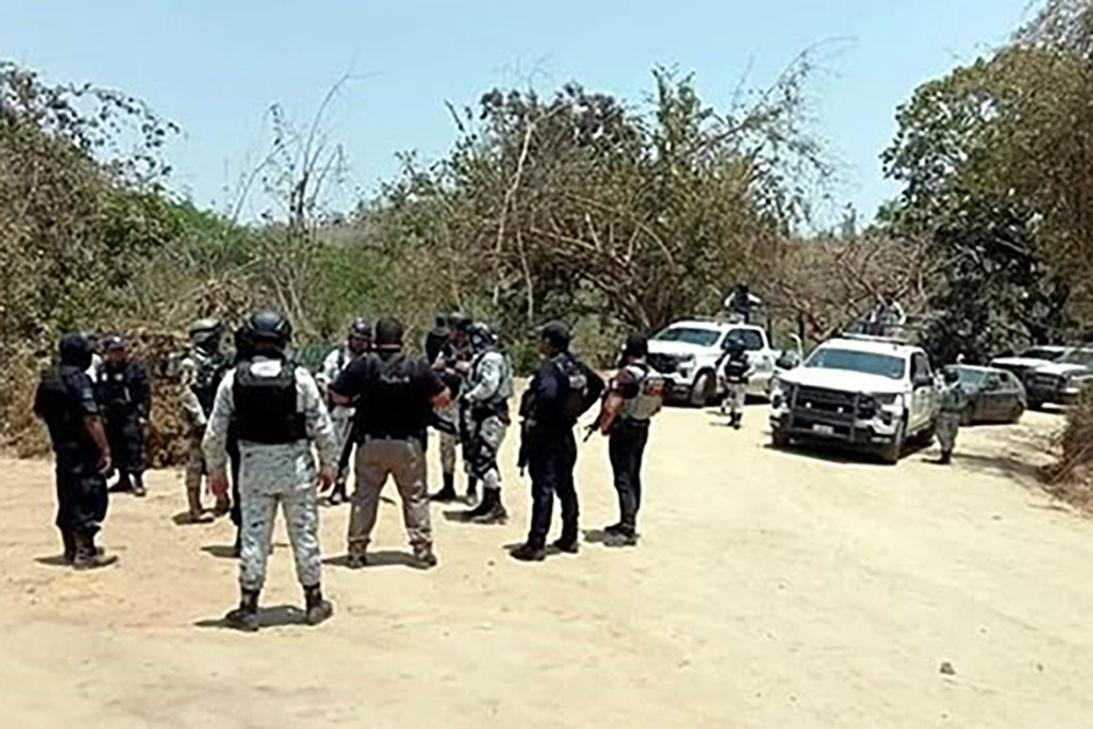 Comando armado irrumpe en escuela primaria y asalta a maestros en Guerrero
