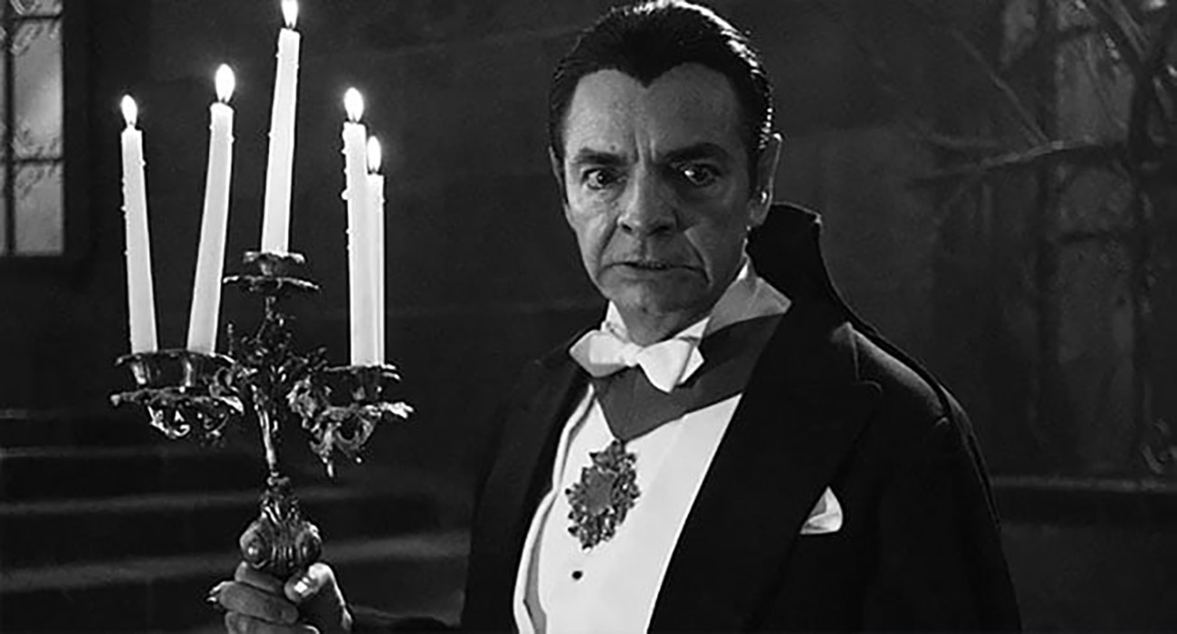 Eugenio Derbez se convierte en Drácula y regresa a la comedia; redes ‘estallan’ de risa por su look