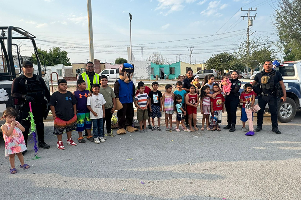 Policías festejan a niños de San Buenaventura