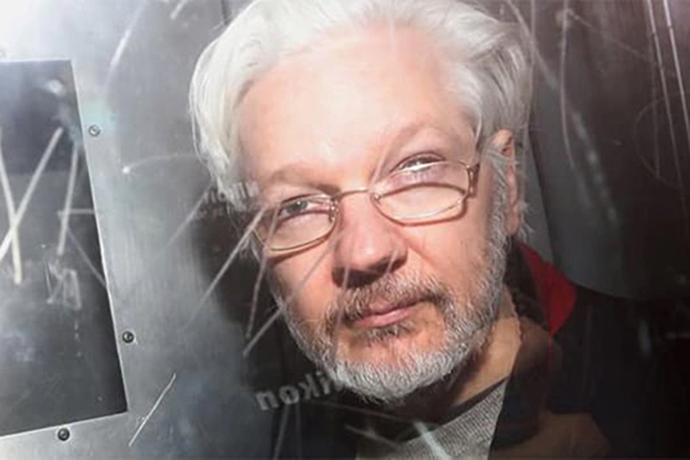 Julian Assange puede apelar la extradición ante Estados Unidos, dictamina un tribunal del Reino Unido