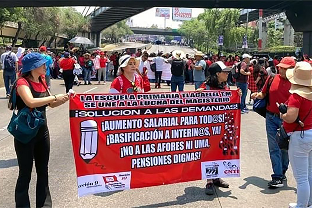 Bloquea la CNTE accesos al AICM y al Aeropuerto de Oaxaca; afectan a usuarios