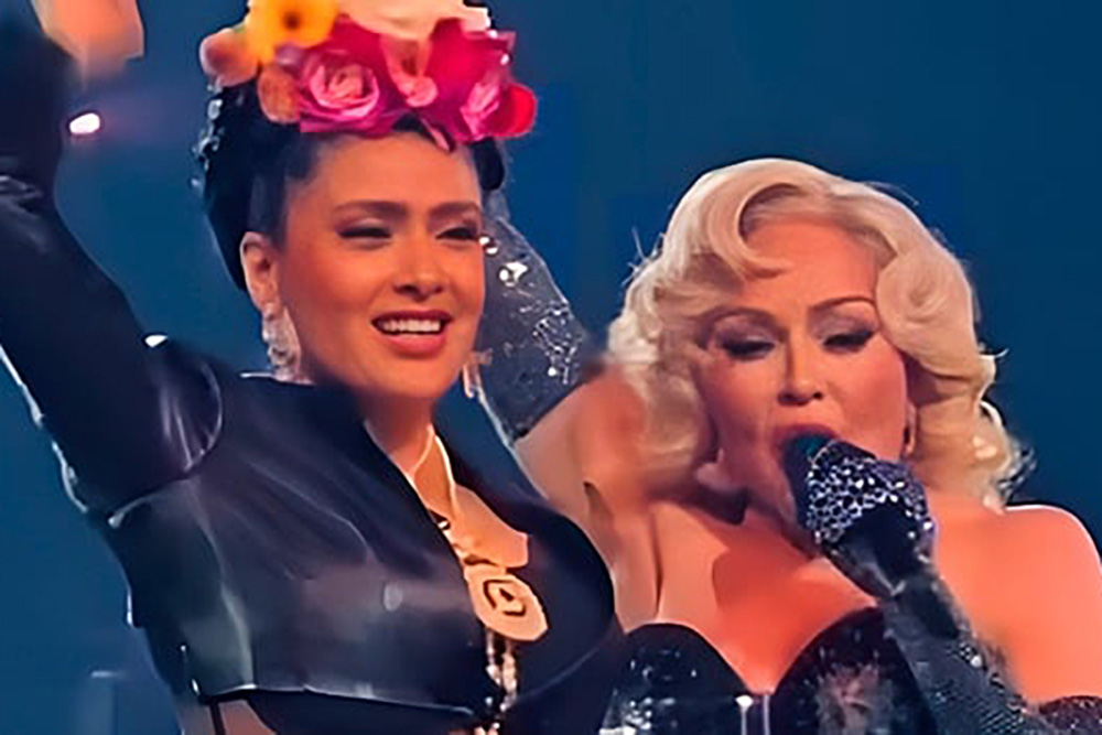 Salma Hayek revela el miedo que superó para estar con Madonna en el escenario