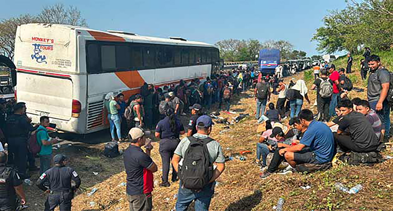 Rescatan a 400 migrantes abandonados sobre autopista de Veracruz