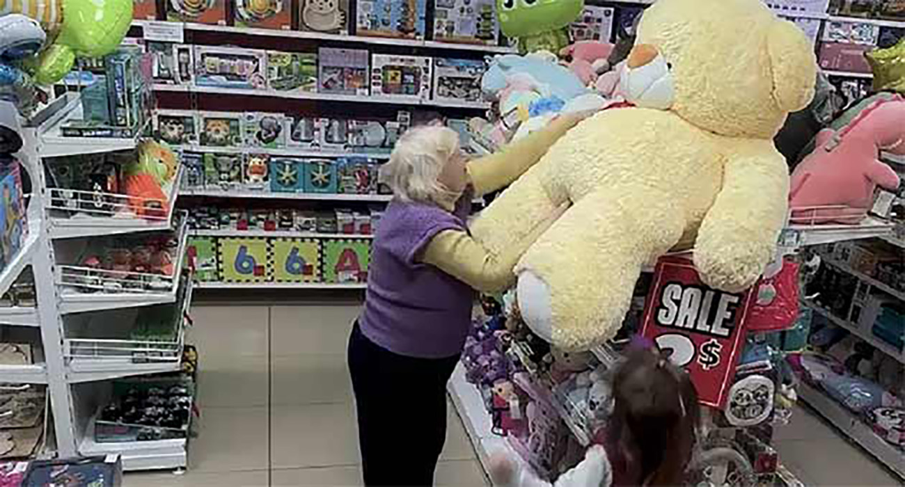 VIDEO: Joven cambia el precio a peluche gigante para que abuelita se lo regalara a su nieta