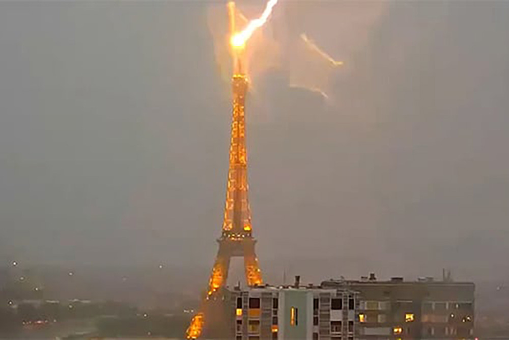 VIDEO: Un rayo impacta sobre la Torre Eiffel durante las fuertes tormentas en Francia