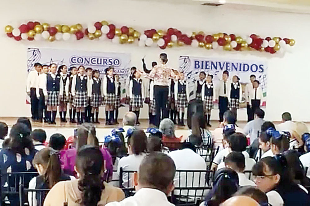 Asisten escuelas a competencia del Himno Nacional