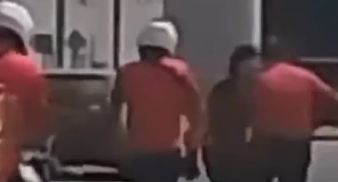 [VIDEO] Repartidores de comida se pelean en plena carretera de Monterrey