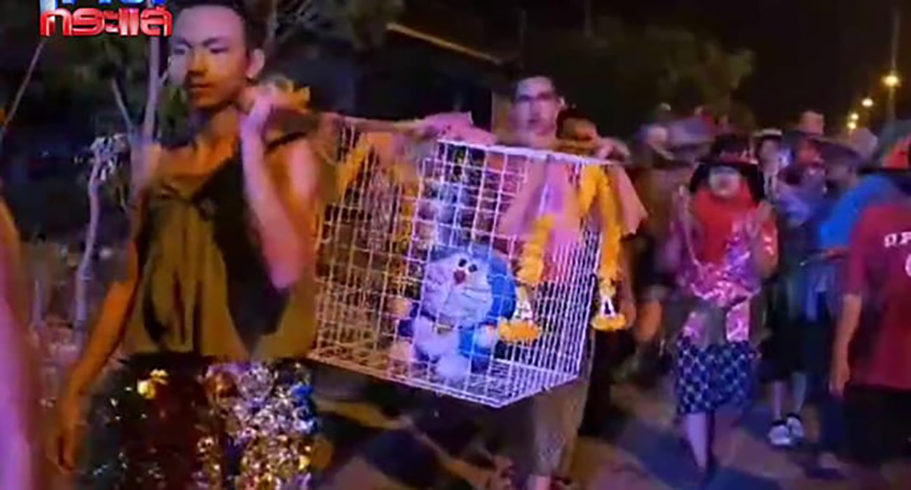 Sacrifican un peluche de Doraemon como ritual para invocar lluvias en Tailandia ante fuerte ola de calor