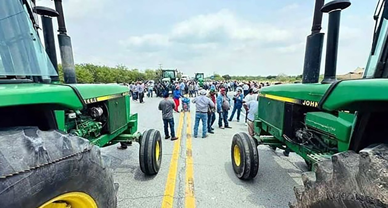 Llevan hasta tractores a bloqueo carretero