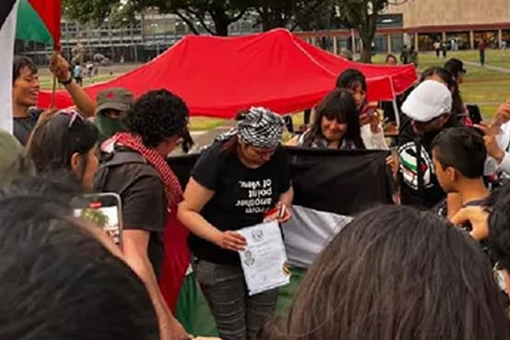 Universitaria quema su título como ingeniera en Rectoría de la UNAM en solidaridad con Palestina