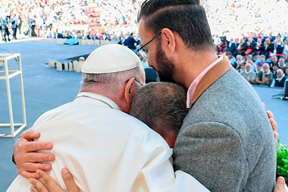 Papa Francisco se funde en abrazo con israelí y palestino; aboga por la paz en Gaza