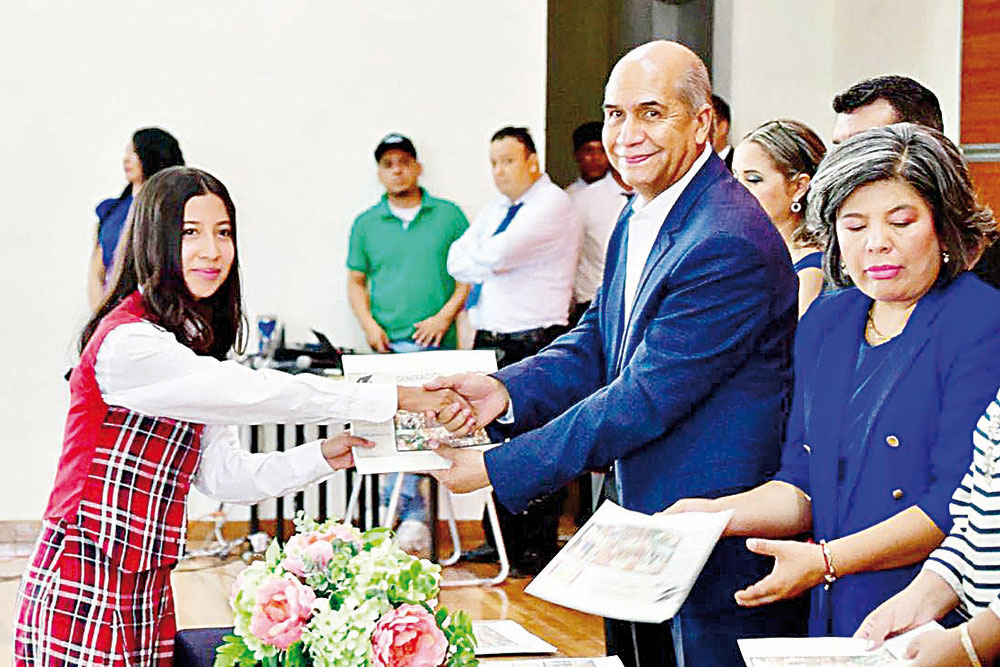 Asiste Mario a graduación de la Luis Martínez Garibay