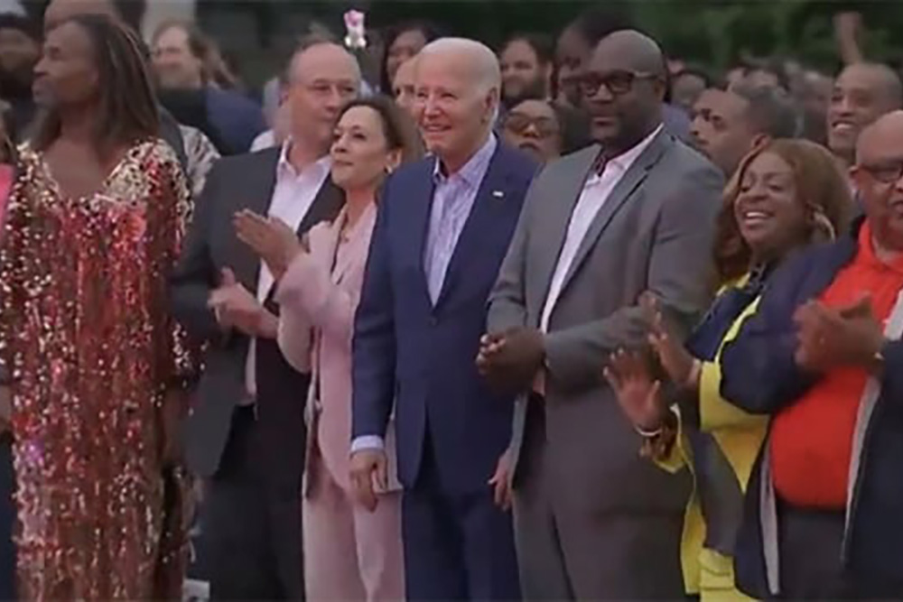 VIDEO: Joe Biden se queda ‘congelado’ durante fiesta en la Casa Blanca