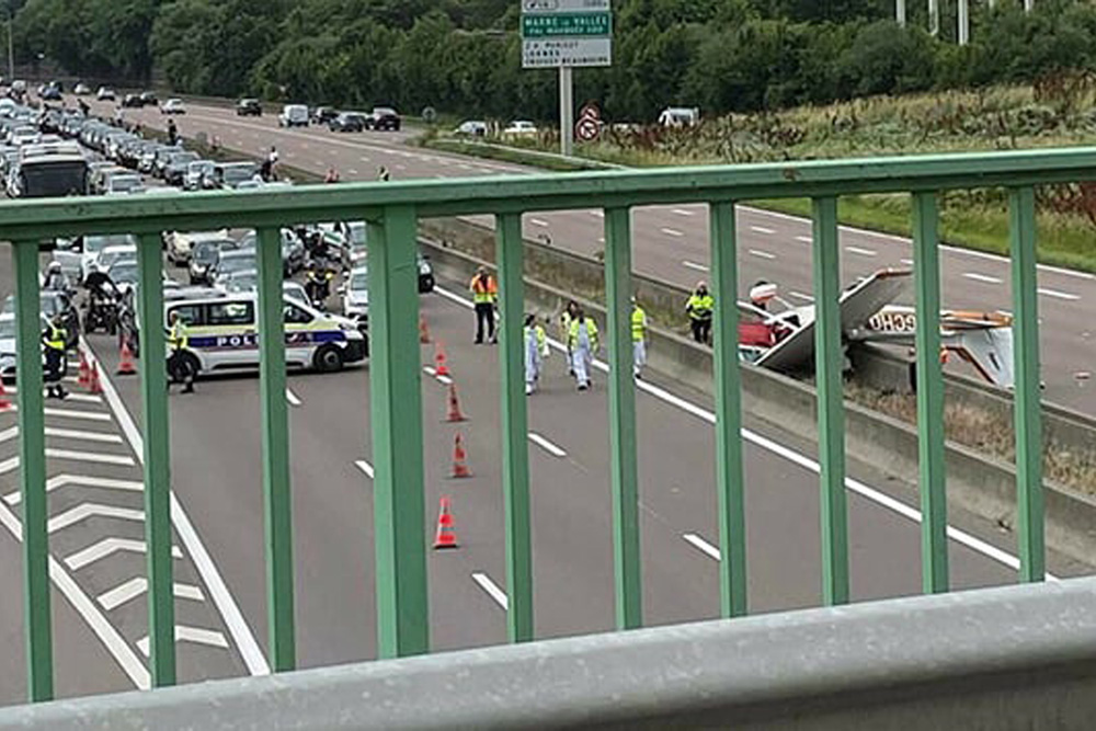 Cae avioneta sobre una autopista cerca de París; hay tres muertos