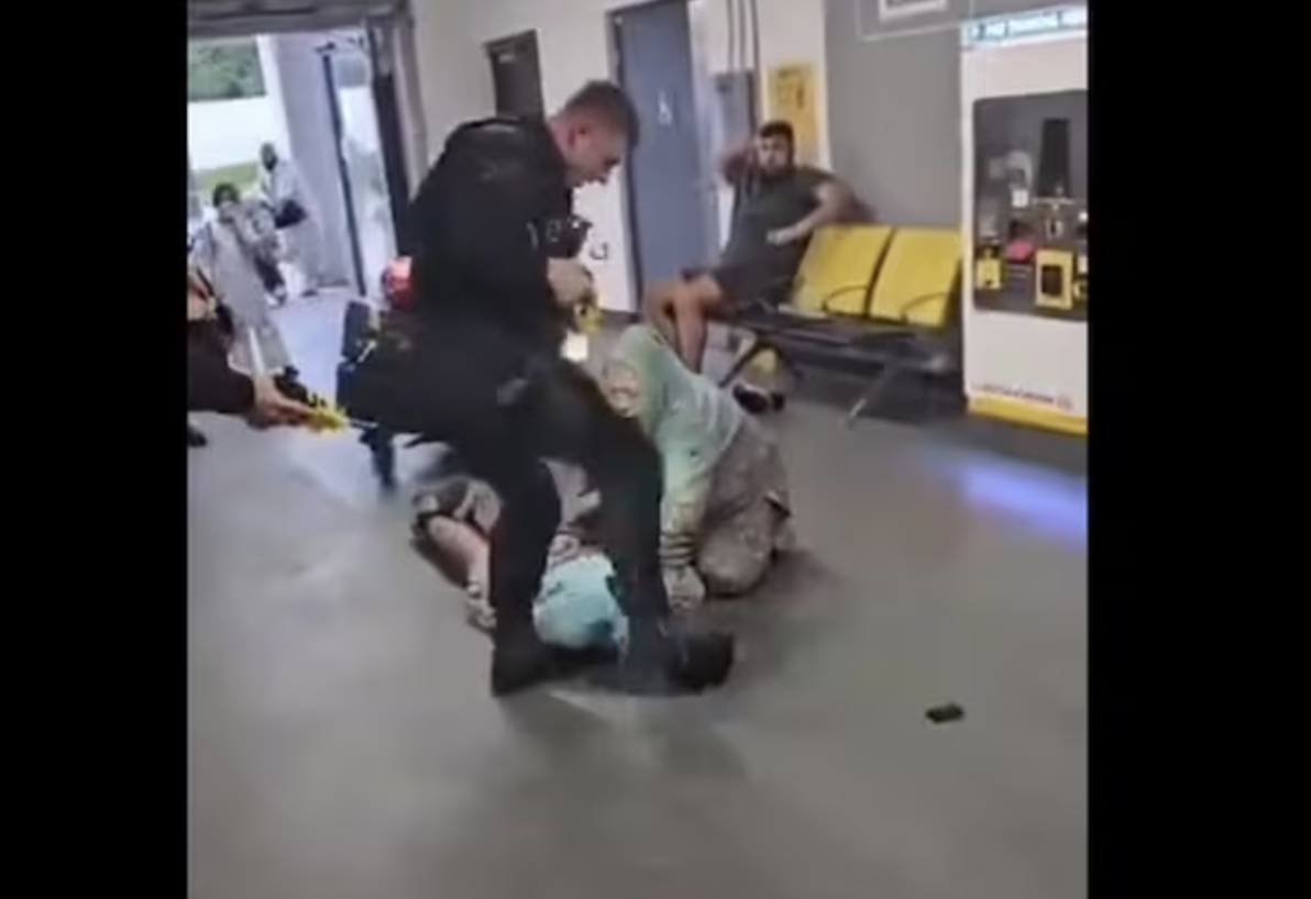 Suspenden a un policía por patear a una persona en la cabeza en aeropuerto de Mánchester