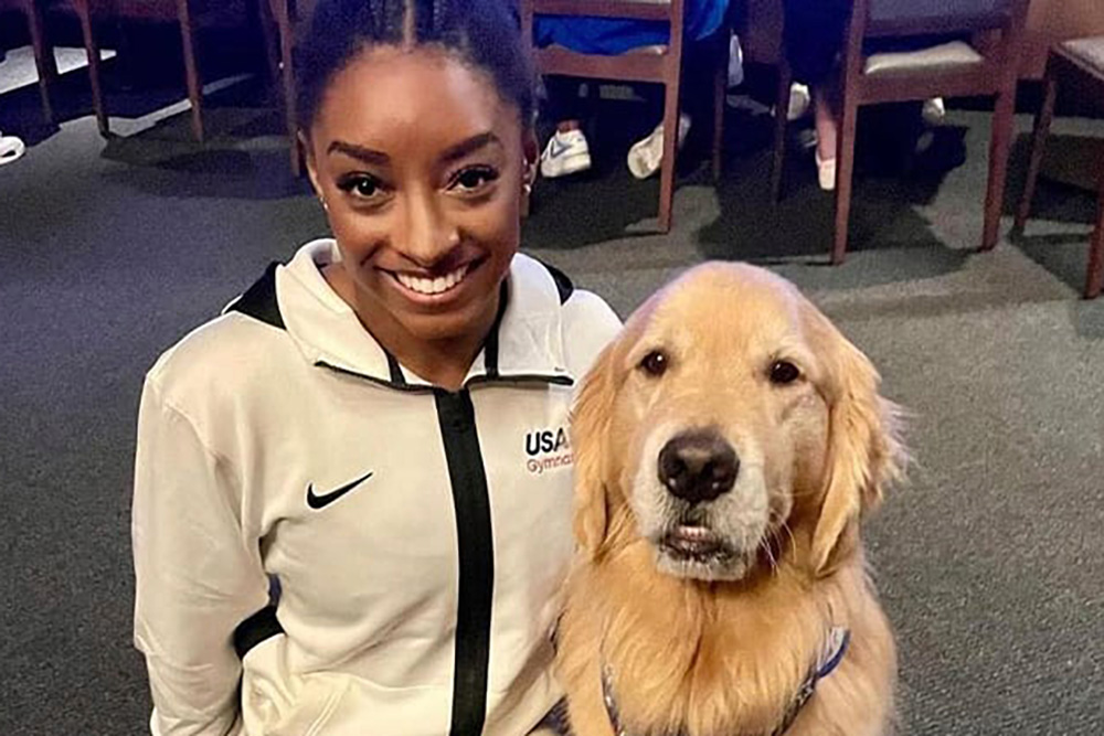 Beacon, el perrito de terapia que apoya emocionalmente a gimnastas de Estados Unidos