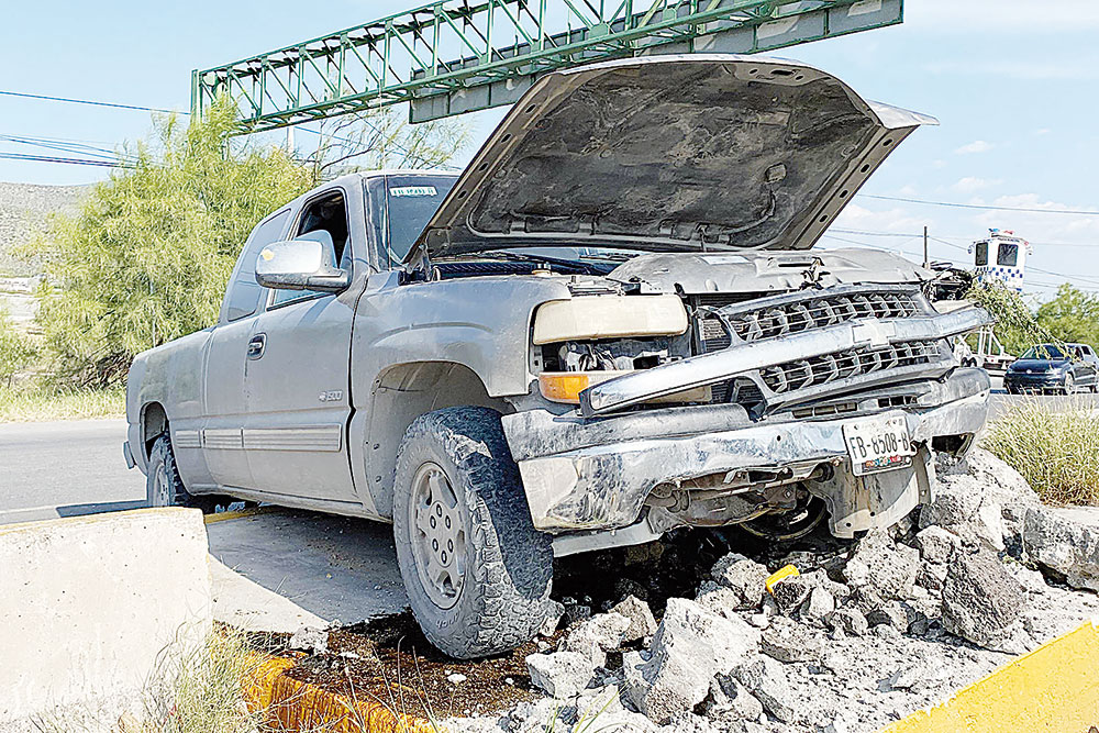 Demuele camellón en límites de Monclova