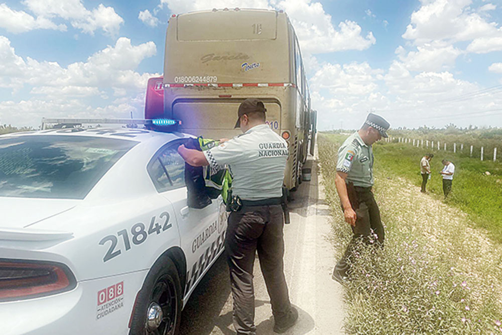 Ayuda Manolo a jóvenes varados en carretera