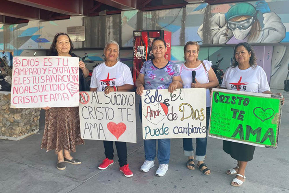 Predican mujeres bajo puente del IMSS