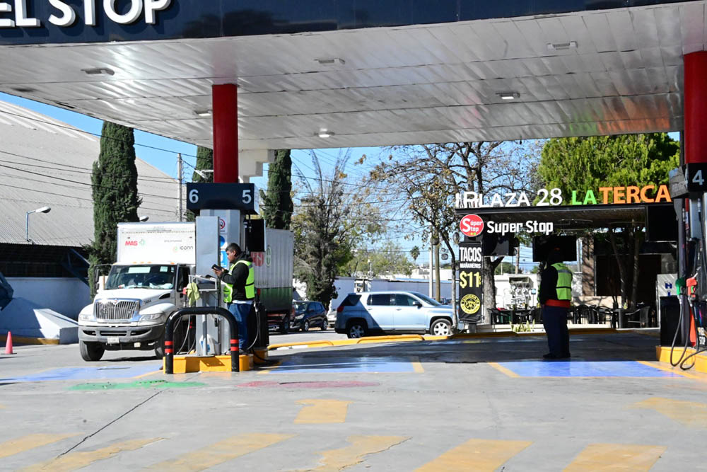 Gasolina en Monclova podría llegar a $25 por alza del dólar