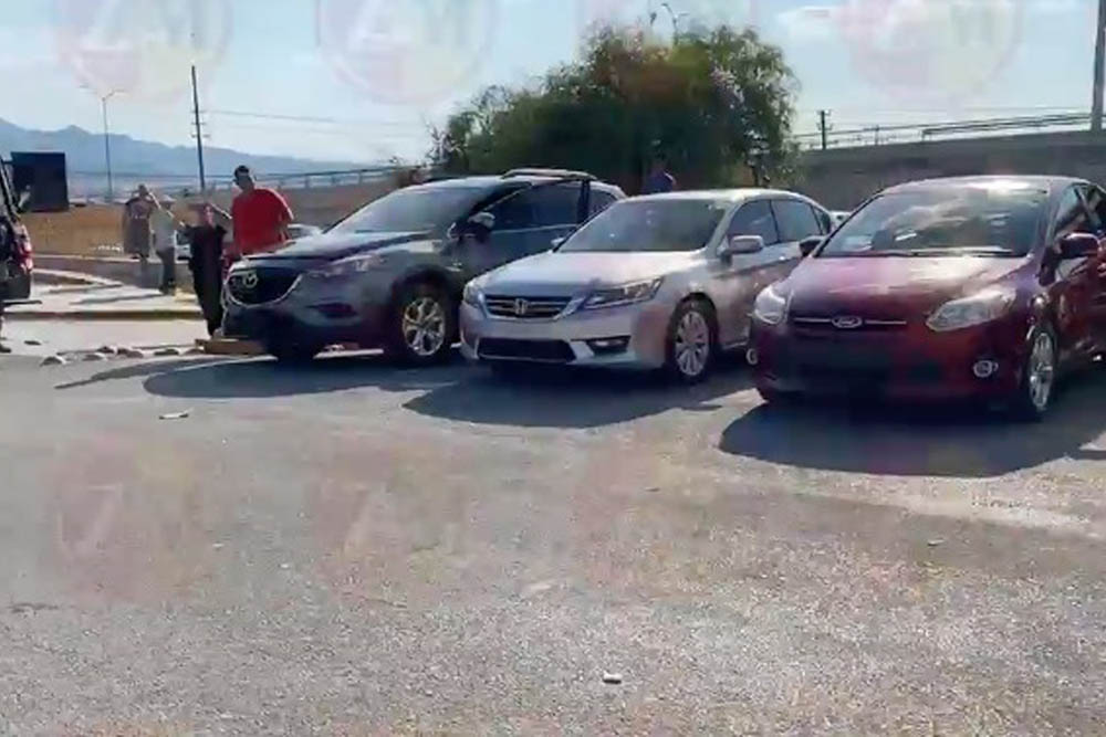 Retiran 30 autos en venta de estacionamiento de tienda de autoservicio