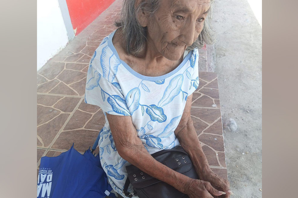 Ayudan a abuelita de 80 años a regresar a casa