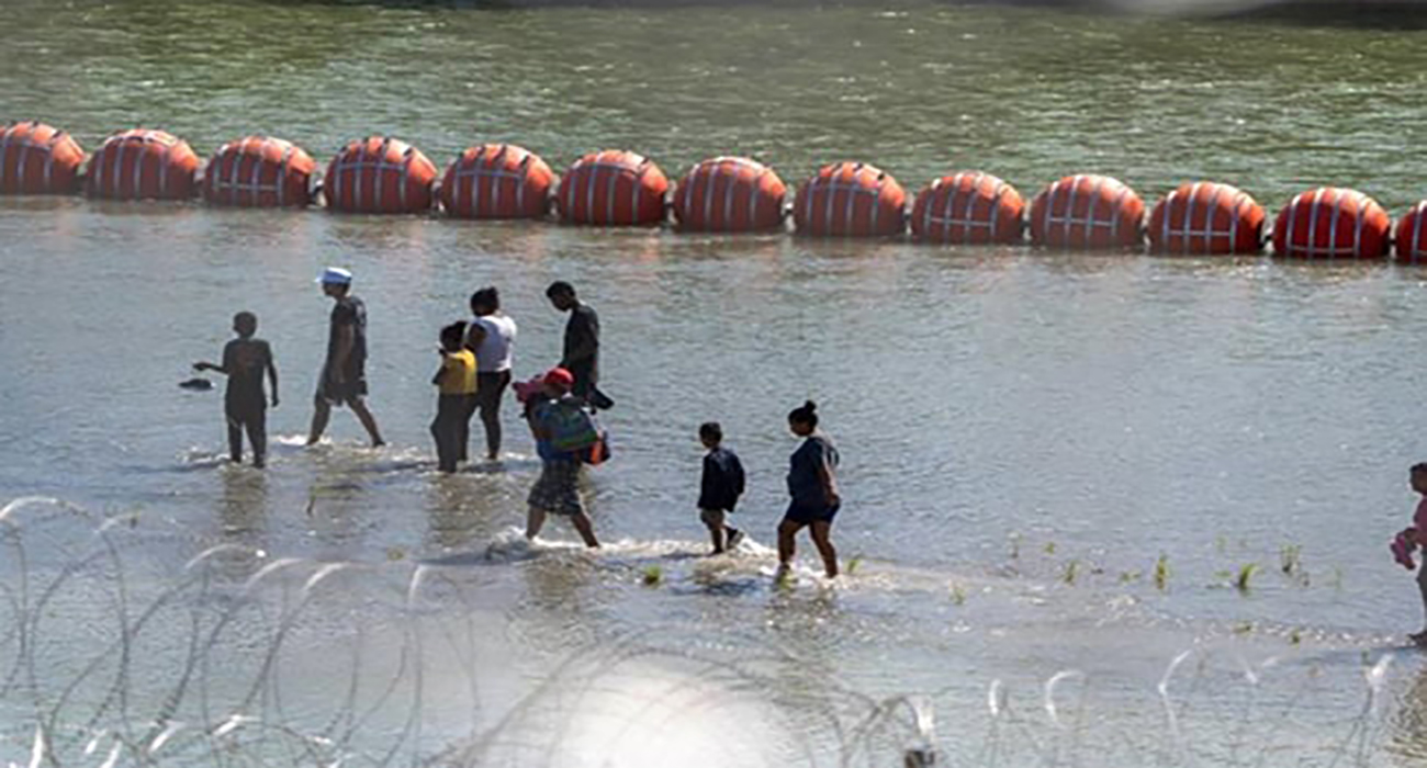 Texas promete seguir su pelea para mantener la barrera de boyas en el río Bravo