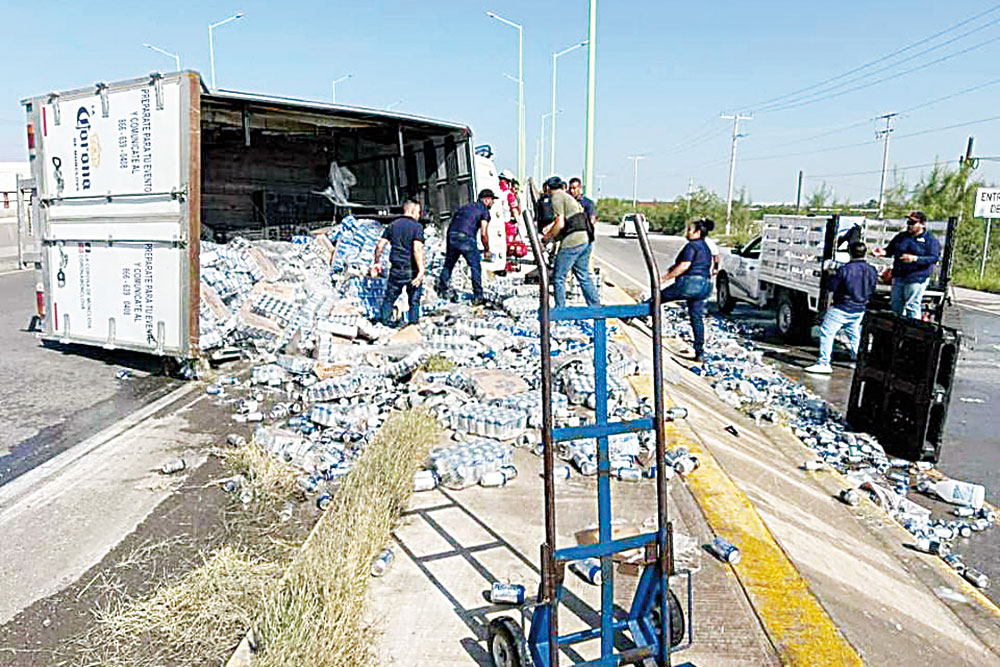 Vuelca camión y deja ‘reguero’ de cervezas