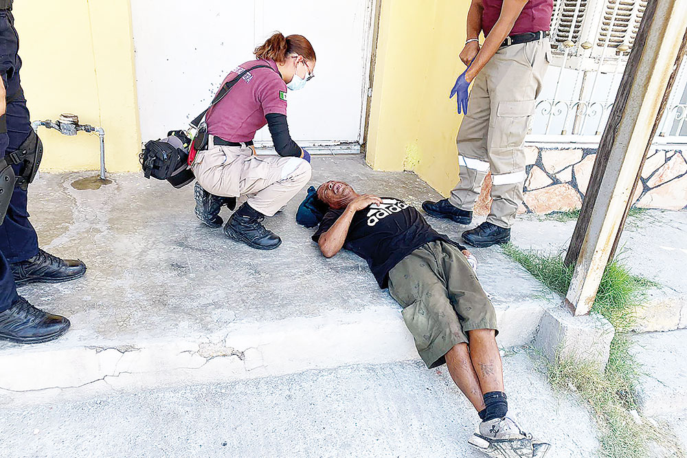 Hallan a hombre tirado en la calle