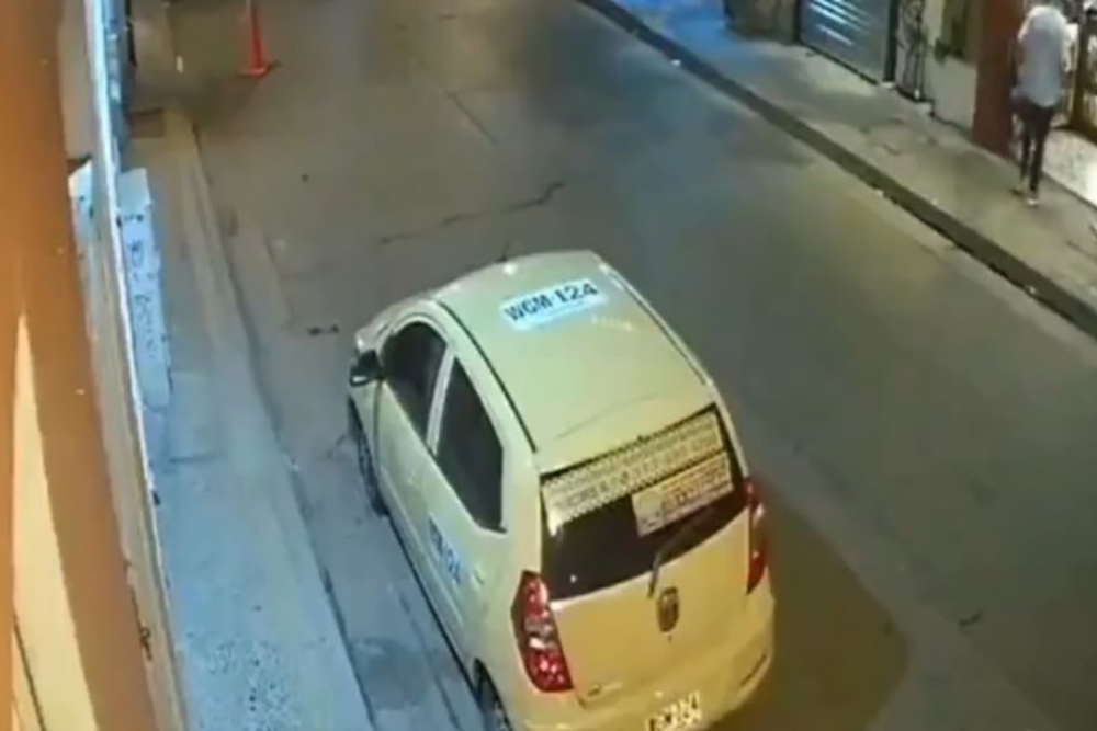 FUERTES IMÁGENES: taxista se salva de milagro de ser aplastado por el derrumbe de un balcón
