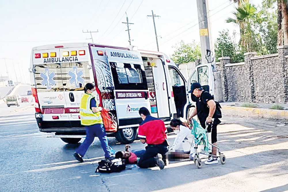 Sufre fracturas al caer de motocicleta