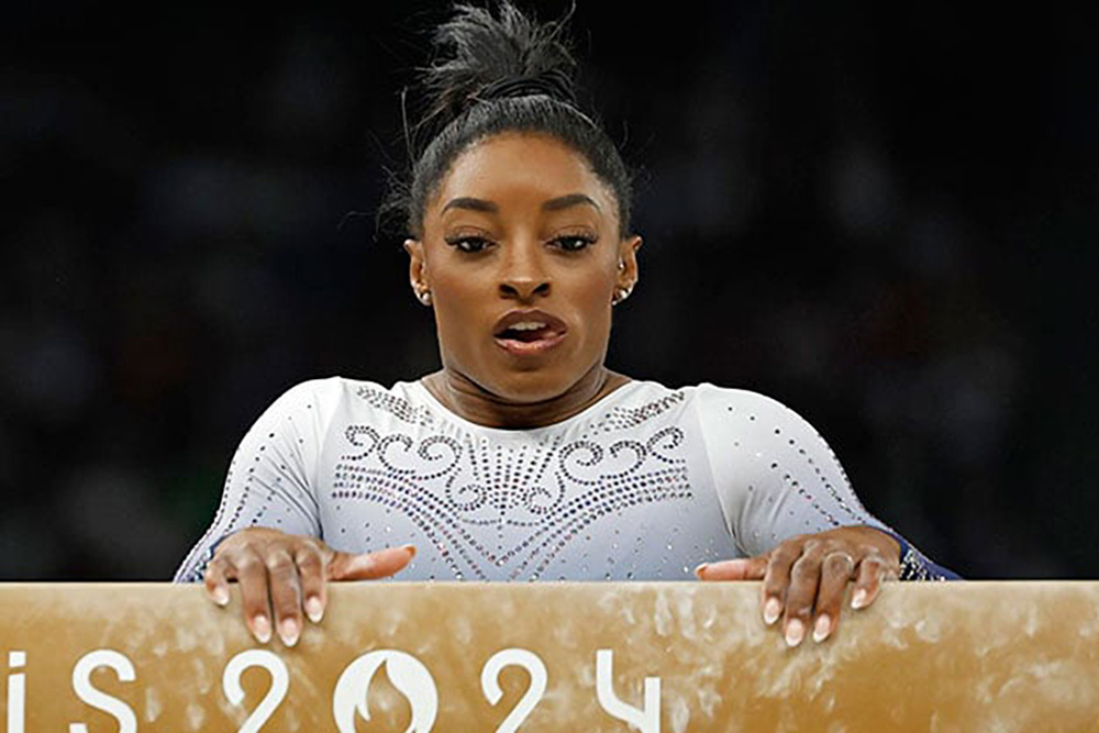 Simone Biles resbala, cae y se queda sin medalla en la viga en París 2024