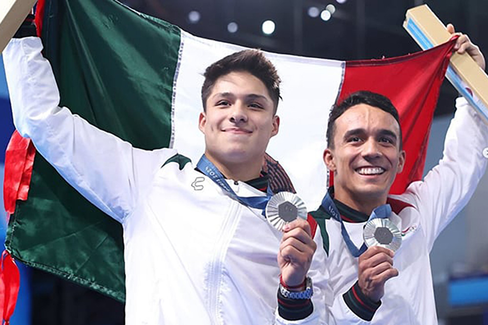 ‘Me sabe a oro’, dice el clavadista Osmar Olvera tras ganar plata junto a Juan Celaya en París 2024