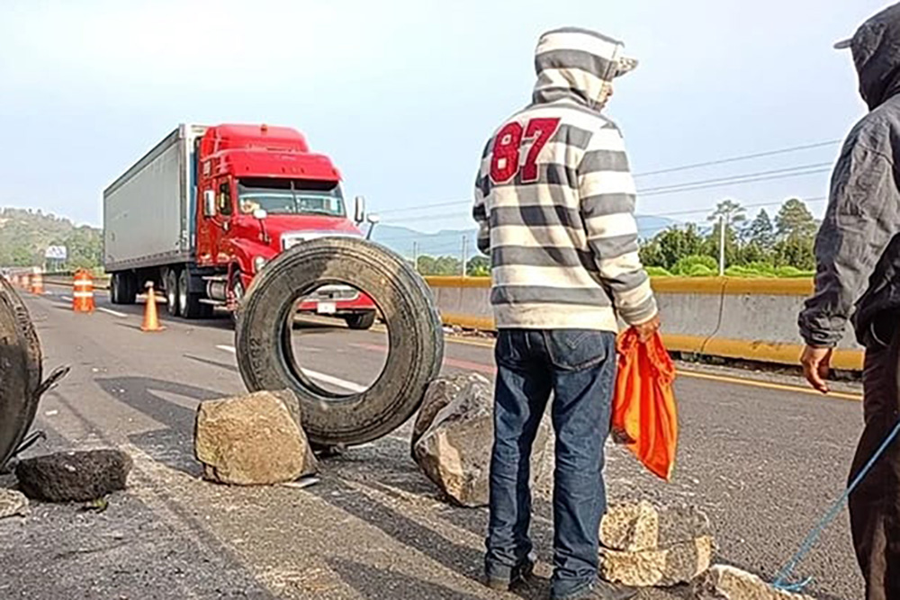 Suma cuarto día protesta de ejidatarios en México-Puebla