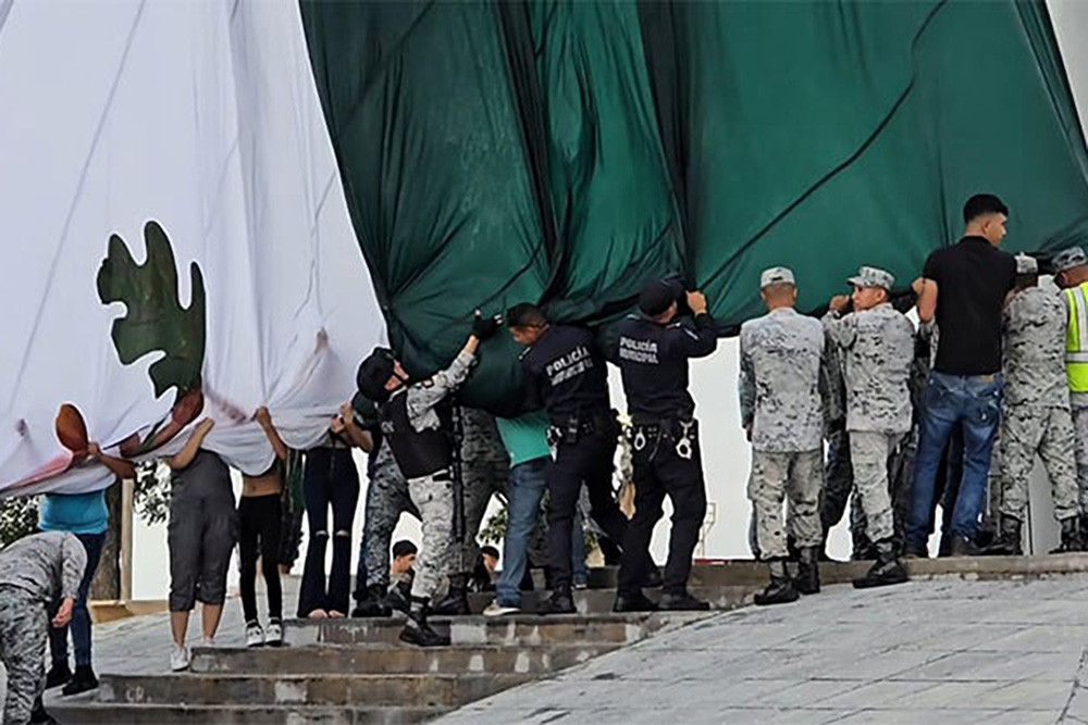 Derriba viento bandera en Piedras Negras; gente se une para evitar que toque el piso