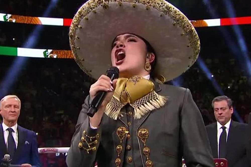 ¿Eres tú, Coque? Camila Fernández se equivoca al entonar el Himno Nacional en la pelea del ‘Canelo’ vs Berlanga