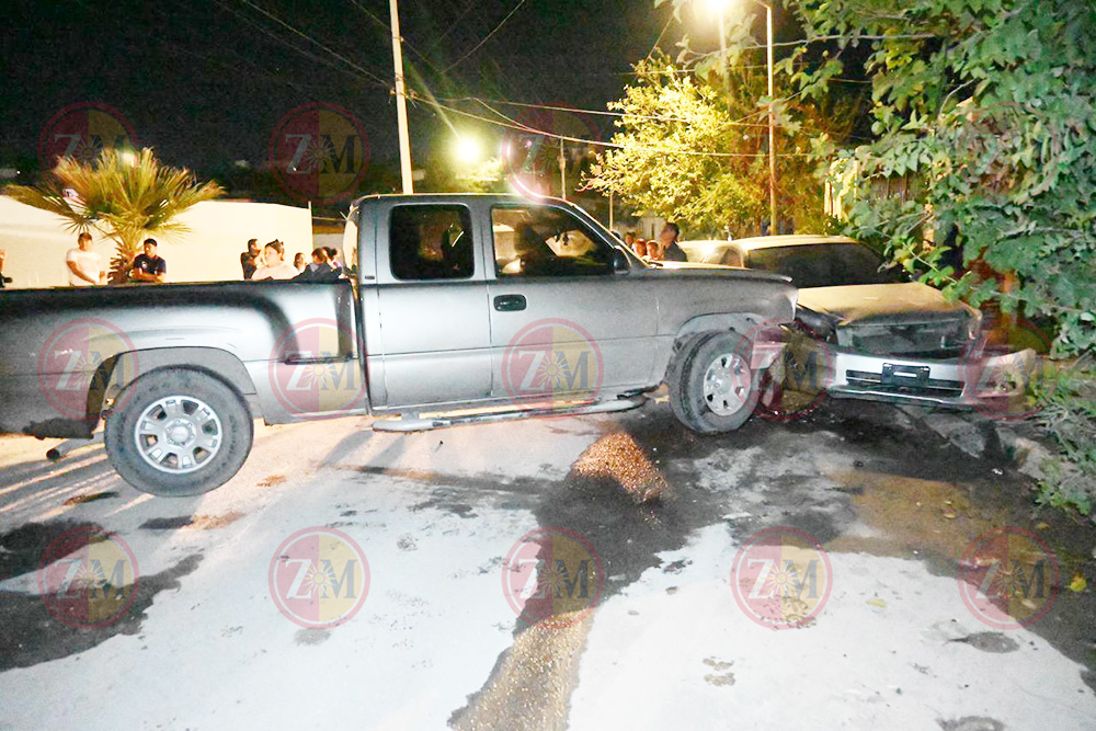 Estrella camioneta contra dos autos