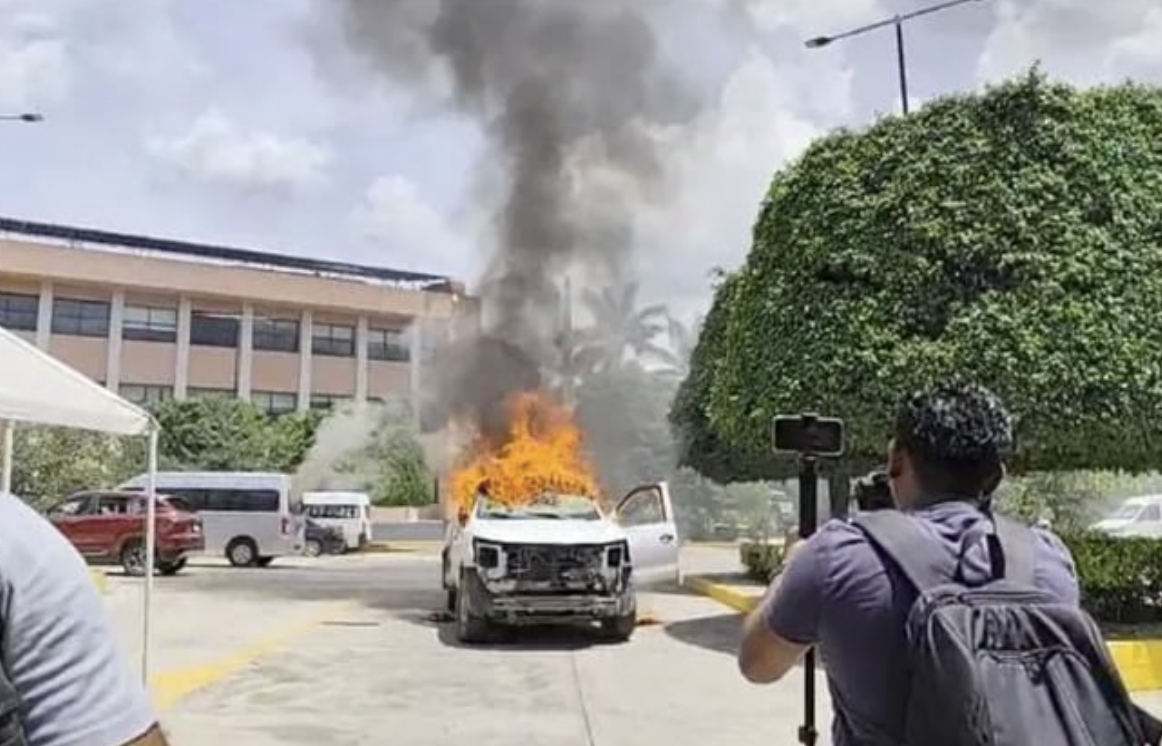 Normalistas de Ayotzinapa vandalizan Congreso de Guerrero e incendian varios vehículos