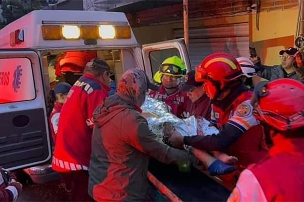 Muere bebé de tres meses al quedar sepultada tras desgajarse cerro en Edomex