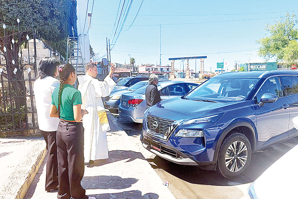 Bendice Sacerdote los autos, motos y bicicletas