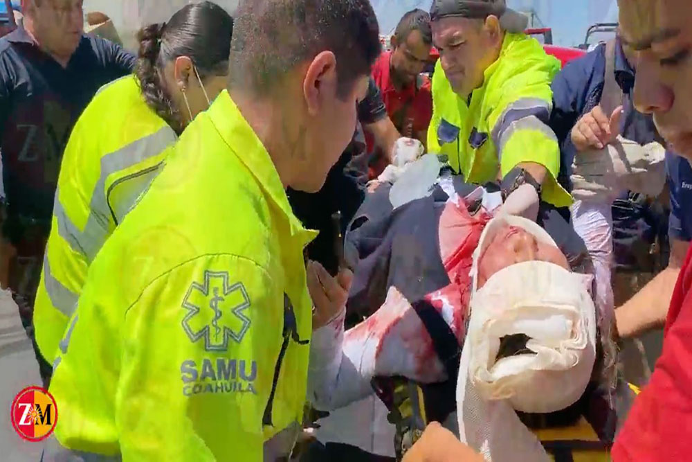 Rescatan a mujer prensada tras chocar con tráiler