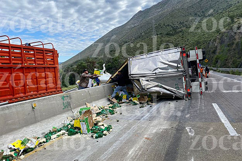 Vuelca tráiler cargado de aguacate en Los Chorros; colapsa vialidad