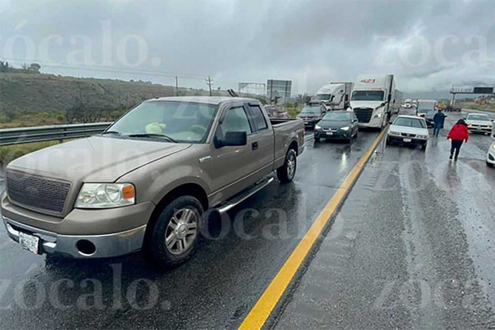 Cierran carretera 57 por accidente vehicular; genera caos vial