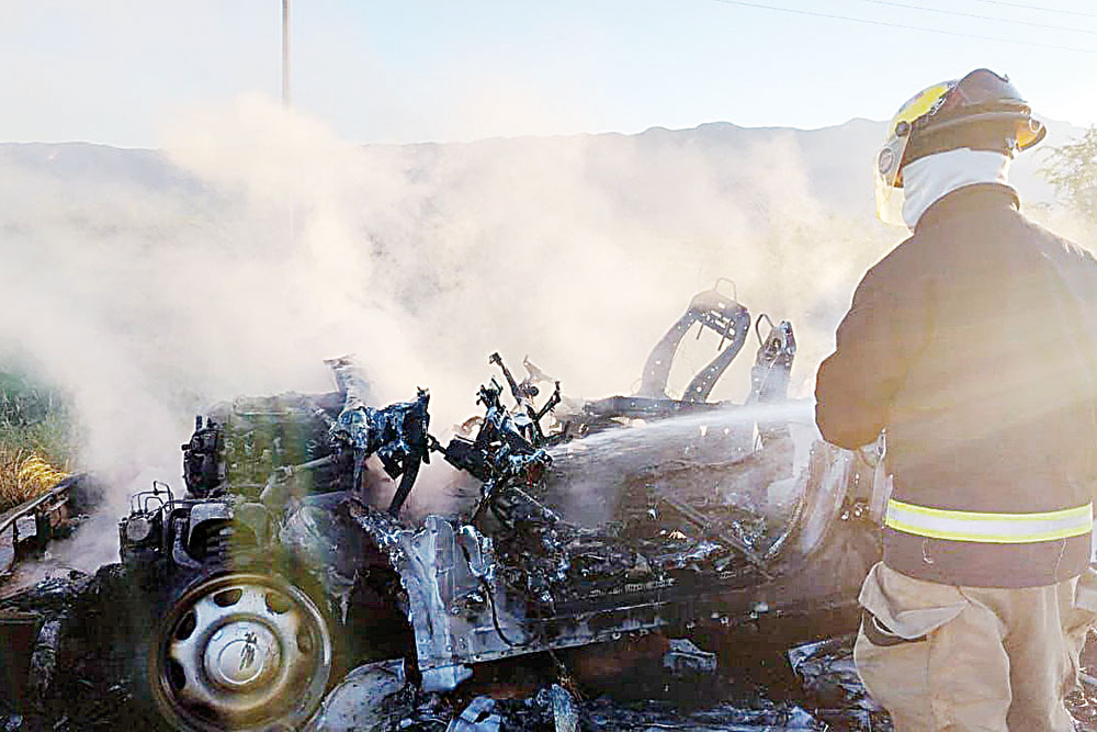 Arde camioneta en carretera a Candela